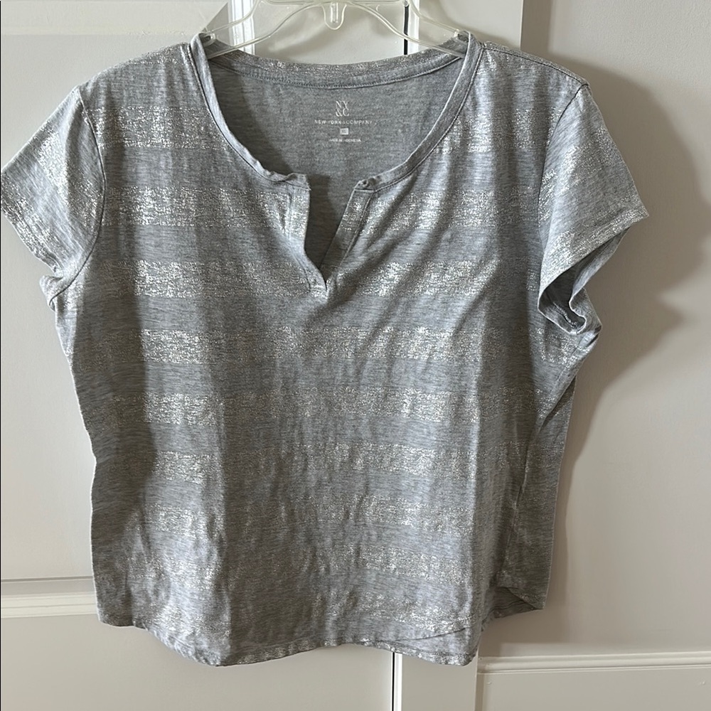 3/$15 V-neck Top Silver Metallic Grey NY &Co Short Sleeve Sz XL - Picture 7 of 9